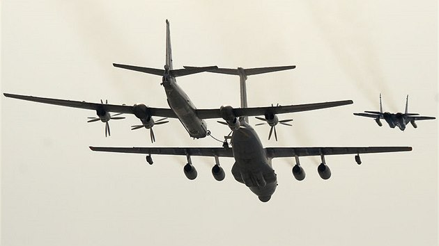 Kolem Evropy v posledních dnech létaly ruské bombardéry Tu-95 v doprovodu