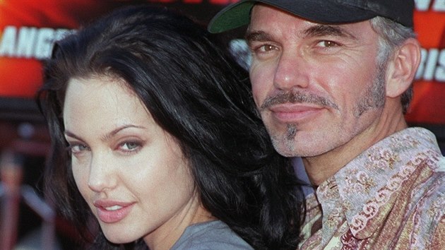 Angelina Jolie nosila jmno manela na sv pai.