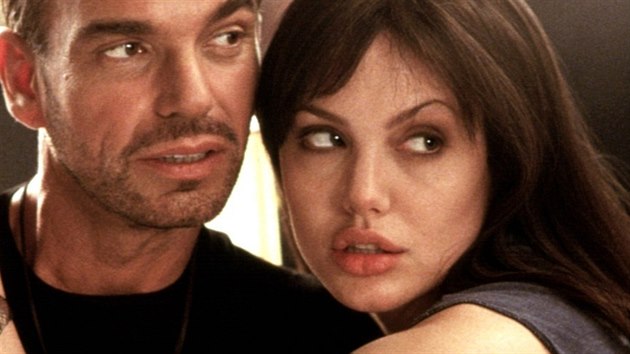 Angelina Jolie a Billy Bob Thornton ve filmu Blzniv runway.