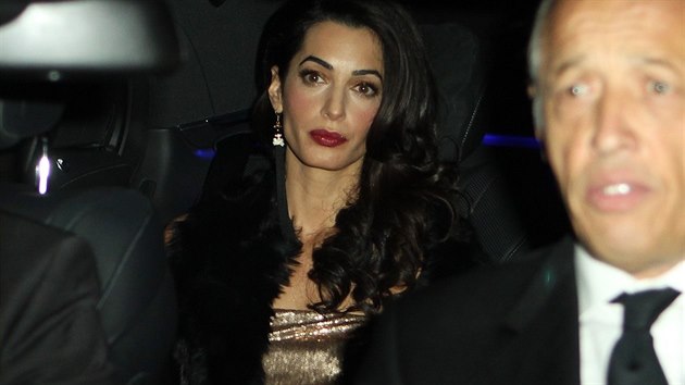 Amal Clooney zvolila na posvatebn oslavu zlat aty. Nladu na fotografy ale tentokrt nemla.