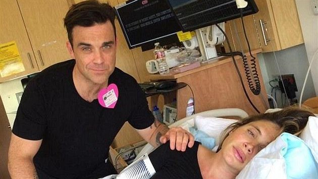 Robbie Williams s manželkou v porodnici