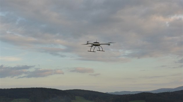 Bezpilotn dron pomh pyrtotechnikm prozkoumvat okol znienho muninho skladu