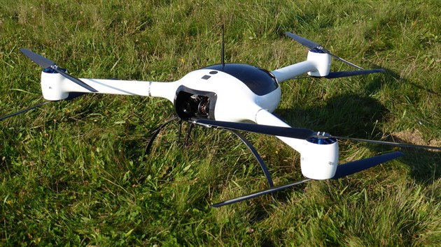 Bezpilotn dron pomh pyrtotechnikm prozkoumvat okol znienho muninho skladu