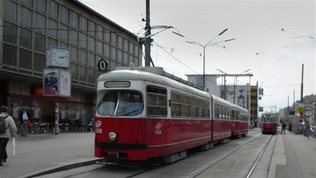 Novému hlavnímu nádraží ustoupila největší hlavová stanice Rakouska Wien Südbahnhof ( Vídeň jižní nádraží). Její přijímací budova byla postavena plánů architekta Heinricha Hrdličky v letech 1955–1961