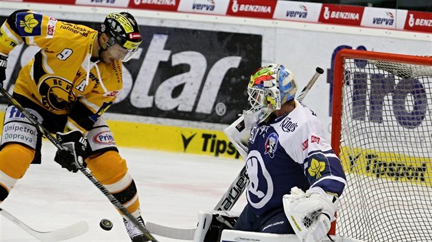 Litvnovsk matador Martin Ruinsk v anci ped plzeskm brankem Lukem Mensatorem.