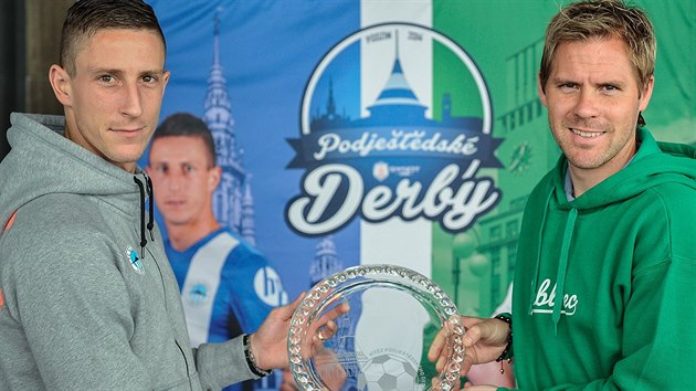 Kapitn Liberce Ji Fleiman (vlevo) a kapitn Jablonce Tom Hbschman (vpravo)  na tiskov konferenci k fotbalovmu projektu Podjetdsk derby. Na snmku s putovn trofej pro vtze derby.