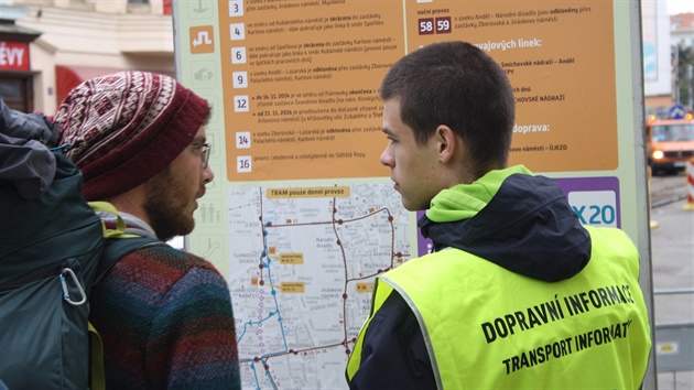 Místo tramvají jezdí autobus X-20. Kde ho najdete poradí informáto�i a panely.