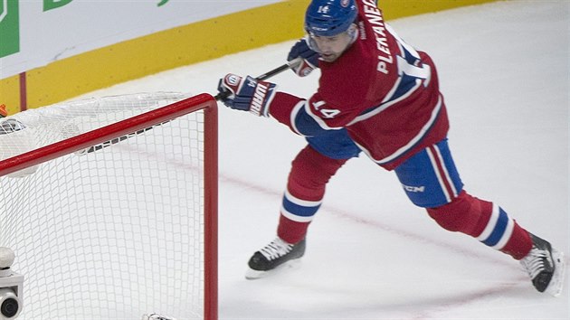 Tom Plekanec z Montrealu skruje proti Henriku Lundqvistovi z NY Rangers.
