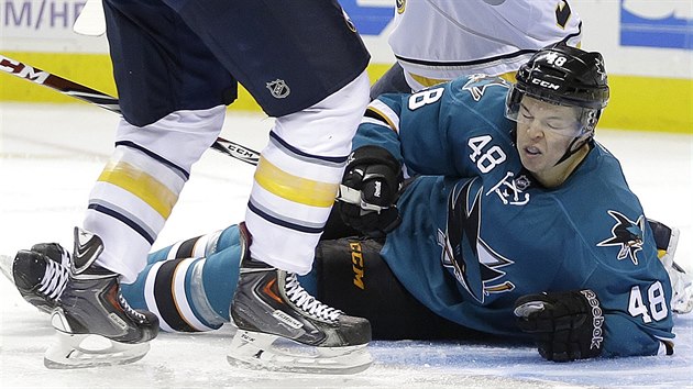 Tom Hertl ze San Jose padl k nohm g=olmana Michala Neuvirtha z Buffala.