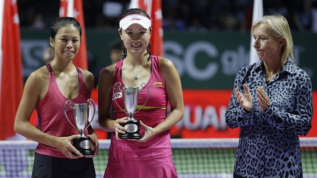 Martina Navrtilov (vpravo) tlesk poraenm finalistkm Turnaje mistry - Hsieh Su-Wei a Pcheng uaj.