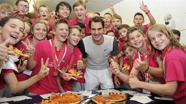 PIZZA NA OSLAVU. Roger Federer odmnil sbrae na turnaji v Basileji po svm triumfu pizzou.