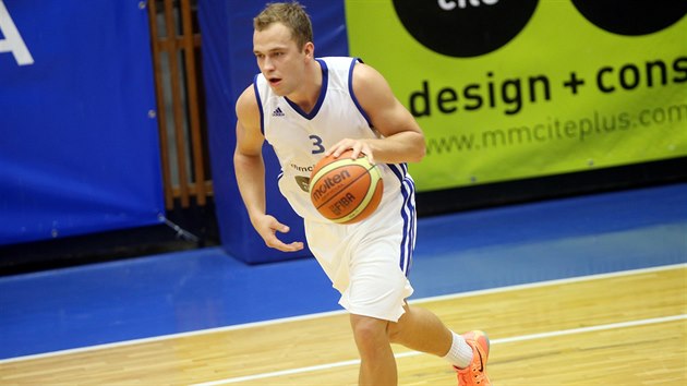 Basketbalista MMCIT Brno Ondej ika dribluje v utkn proti Ostrav.