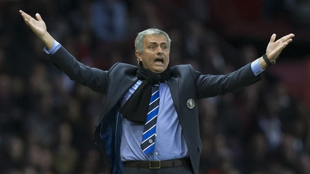 CO TO JE?! Kou Chelsea Jos Mourinho bhem duelu proti Manchesteru United