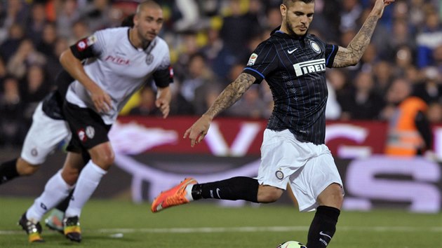 Mauro Icardi z Interu Miln pesn pl z penalty v utkn proti Cesen.