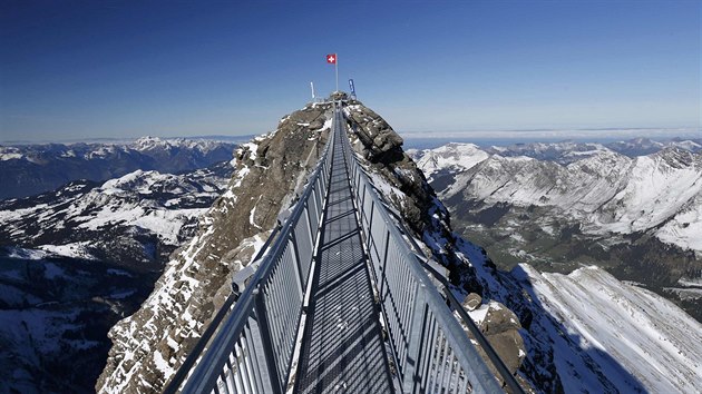 Most, nazvan Peak Walk, je dlouh 107 metr a irok 80 centimetr a nabz chvatn vhledy 24 alpskch vrchol vetn ikonickho Mont Blancu a Matterhornu.