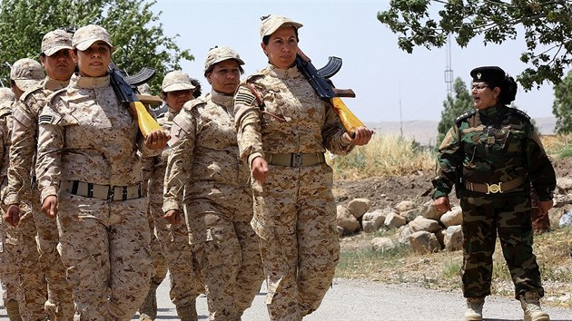 Kurdsk bojovnice pi vcviku v Sulajmnje, kter le zhruba 260 km severovchodn od Bagddu (Irk, 3. ervence 2014).