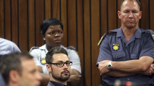 Bratr Oscara Pistoriuse Carl u soudu, kter rozhodoval o vi trestu pro hendikepovanho atleta (21. 10. 2014)
