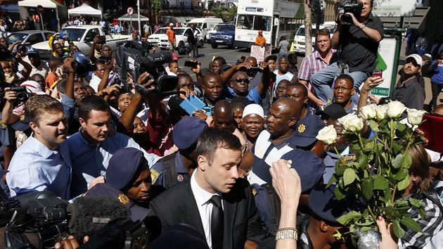 Jihoafrick atlet Oscar Pistorius dorazil k soudu, kter rozhodne o vi jeho trestu (21. 10. 2014)