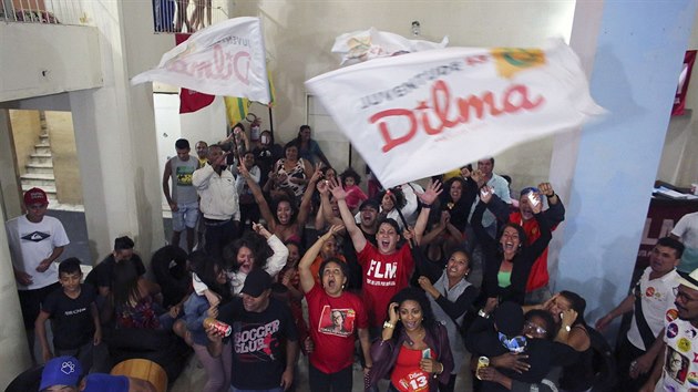 Pznivci Dilmy Rousseffov oslavuj pot, co byly zveejnny prvn odhady vsledku brazilskch prezidentskch voleb. (26. 10. 2014)