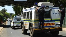 Policie převáží Oscara Pistoriuse od soudu do věznice Kgosi Mampuru II (21....