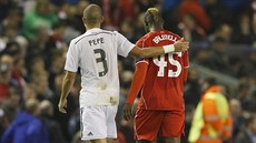 TO NIC, KÁMO. Stoper Realu Madrid Pepe jakoby utěšoval Maria Balotelliho. A...