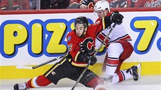 Josh Jooris (vlevo) z Calgary udlal skoro provaz, ve snaze odehrát puku dív...