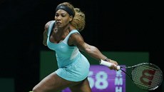 ELEGANTNÍ SÍLA. Serena Williamsová dobíhá míek v semifinále Turnaje mistry.