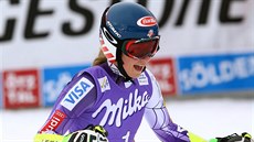 Mikaela Shiffrinová v cíli obího slalomu v Söldenu.