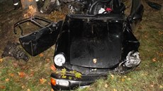 Podle sv�dk� �idi� porsche postupn� p�edjí�d�l auta v kolon� a z�ejm� dostal...