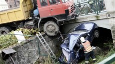 Nákladní tatra natla�ila auto s malým chlapcem do koryta potoka.