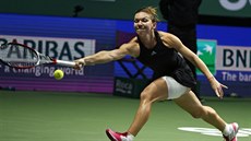 Rumunská tenistka Simona Halepová se natahuje po míku v utkání Turnaje mistry...