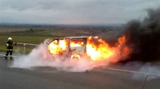 Požár mikrobusu, který vezl volejbalistky SG Brno (foto z videa).