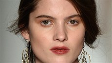 Pirozené oboí, bronzové stíny a tmavé rty na pehlídce Tadashiho Shoji,...