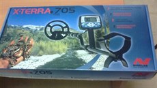 Originální obal od minohleda�ky (detektoru kov�), s ní� se v �ervnu vydal do...