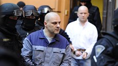 Ozbrojenci p�ivádí do budovy Krajského soudu v Brn� oba�lované Tomá�e Trkana...