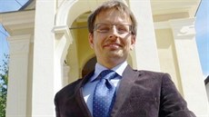 Starosta Turnova Tomá� Hocke vkládá schránku s p�edm�ty pro budoucí generace do...