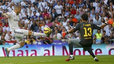 BUDE TO GÓL? Karim Benzema (vlevo), útoník Realu Madrid, se snaí pekonat...