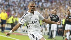 JE TO TAM! Pepé, obránce Realu Madrid, se raduje z gólu, který vst�elil...