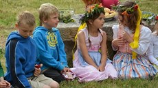 D�ti ze Z� Purkrabka na svatojánské slavnosti.