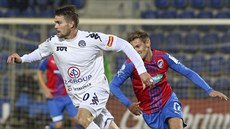 Slovácký Lubo� Kalouda (vlevo) uniká s mí�em Patriku Hro�ovskému z Plzn�.