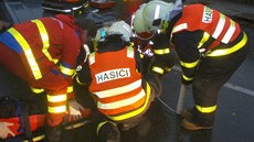 Záchranái s hasii oetují jedenáctiletého cyklistu. (22. íjna 2014)