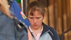 Kateina Vatíková jde za asistence justiní stráe k soudu, kterému se zpovídá...
