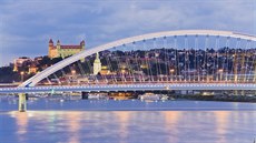 Pjdete-li smrem od tefánikova námstí proti proudu Dunaje, budete mít po...