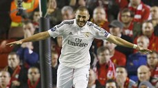 Karim Benzema z Realu Madrid slaví gól v Liverpoolu.