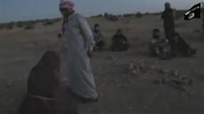 �ena na videu n�kolikrát prosí svého údajného otce, aby jí odpustil. Pak ji