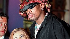 Carmen Electra a Dennis Rodman byli man�elé v roce 1998.