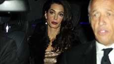 Amal Clooney zvolila na posvatební oslavu zlaté aty. Náladu na fotografy ale...