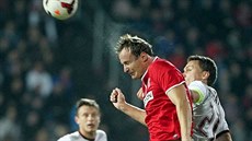 GÓLOVÝ HRDINA. Pavel Ko��ál obvykle vyniká ve vzdu�ných soubojích, te� v�ak...