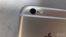 Plastové pruhy na zádech iPhonu se při nošení v kapse zbarvují