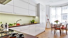 Kuchyňská sestava nábytku je zhotovená na zakázku v jednoduchém designu, který